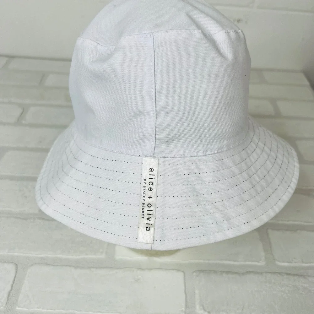 Alice + Olivia Reversible Bucket Hat Black White Daisy Floral Sun Hat